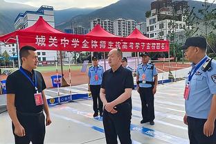 橙风破浪！山东泰山主场巨幅TIFO：超级赛亚人